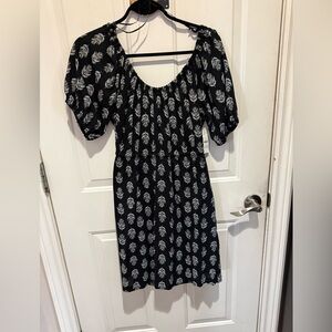 New with tags, Old Navy Black and White Leaf Print Dress, with peekaboo back